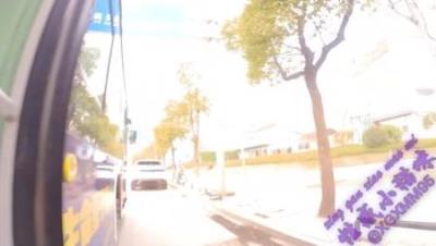 【公交车】坐公交在人前自摸，下车后一边走路一边露出自摸