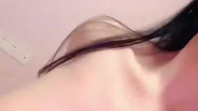 夏日傍晚，闹市上迈巴赫里车震，【纯情美少女】，美乳粉穴，无套内射，完美露脸的小荡妇一个