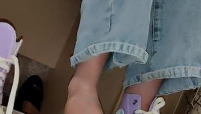 【 #原创鞋交 】“#隔板踩踏_小姐姐两双帆布鞋强制吐奶_！”