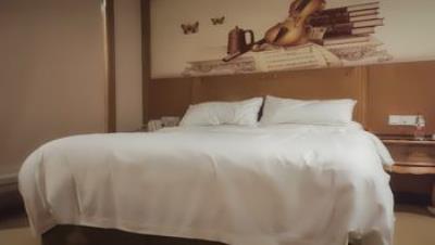 小马寻花_凌晨高价约极品甜美小姐姐，坐在身上各种内衣揉奶，特写揉穴清晰可见，扶着屁股操的啊啊叫_IRIS3