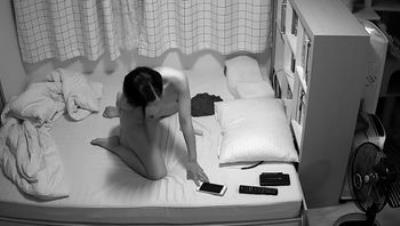 家庭摄像头被黑真实偷拍，没有男友的无毛B美女小姐姐脱光拿出假屌自慰，还摆出三种动作，一看就是老手了