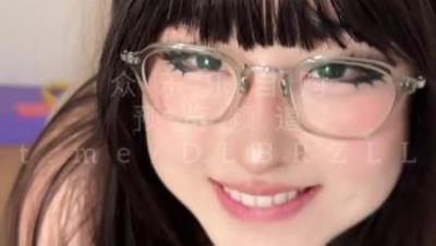 极品阿黑颜母狗「Pupu噗噗」《瑜伽激情》在书房练瑜伽，让男友的室友帮拉伸，上次一夜激情没完没了