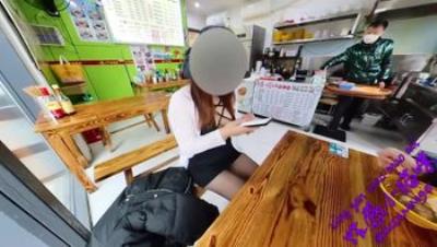 硬核户外真实勾引骚女【性感小猫咪】33G付费⑤，绑在栏杆上被三个男人轮流操