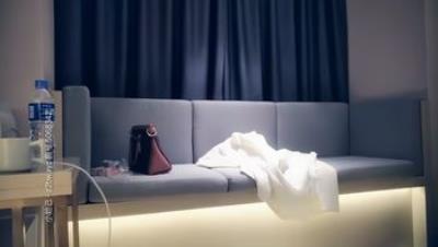 七天探花_深夜场白衣少妇兼职妹，超近距离特写掰B后入表情清晰可见