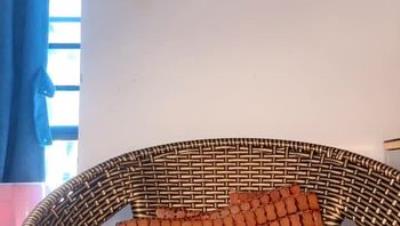 有味道的良家小少妇全程露脸直播赚外快，跟狼友撩骚互动揉奶玩逼，跳蛋塞逼里自慰呻吟，玩弄骚奶子精彩刺激