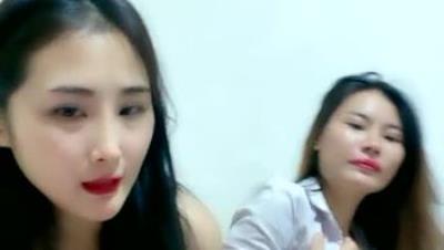 风情妩媚姐妹花全程露脸大秀直播，揉奶玩逼舔弄骚奶，淫声荡语互动撩骚跳蛋塞逼里摩擦，浪叫呻吟不止好骚啊