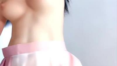 逼里塞着跳蛋诱惑狼友的情趣小护士，揉奶玩逼给狼友看，淫声荡语互动撩骚道具抽插骚穴，浪叫呻吟不止别错过