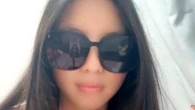 黑丝墨镜新人妹妹激情大秀，身材不错奶子诱人，逼里塞着跳蛋自慰呻吟，淫声荡语互动撩骚，撅着屁股求草刺激