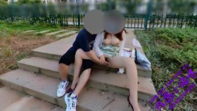 【人妻勾引】勾引一个大学生在野外操我，并直播给我老公看