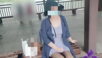 【户外】在人来人往的公园里自慰，喷了一地水