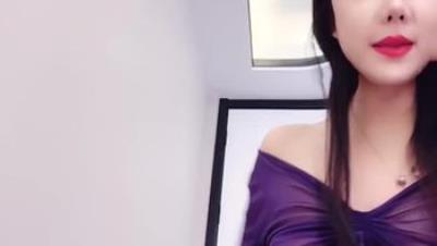 高颜值姐妹花车模「莎莎」带闺蜜和榜一大哥3P深入交流，两个大长腿轮流坐屌，骚话连连，后入