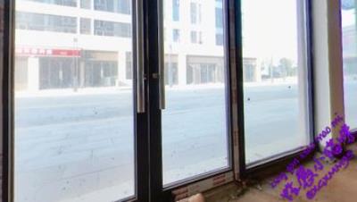 【人妻】骚老婆在落地玻璃前舔单男的鸡巴，外面不远处有个装修队在工作，还不时有人经过