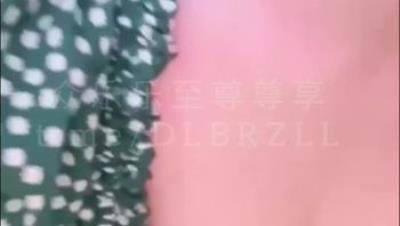 专攻高颜值网红台湾泡良大神「郑原创」FO私拍，韩国留学生，绿色洋裙装，和男友都没自拍做爱
