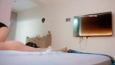 【李先生探花】极品难得，隔天再约啪啪，来自湖南的极品小御姐，床上温柔如水像情人又像女友