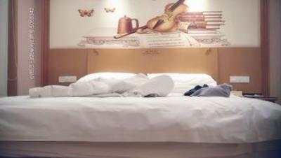 七天探花_黑丝大长腿兼职小妹，骑乘打桩侧入猛操，加钟两场