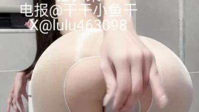 出道即热门，新晋级，骨感萝莉嫩妹【讨厌小鱼干】，新作，全露脸五分钟最舒服后入视角(无其它水印）