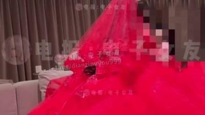 新晋极品美痴女「桉X」红色婚纱礼服NTR绿帽系列，结婚当天出轨老板，辱骂一旁的老公是个没用的绿毛，全程骚话