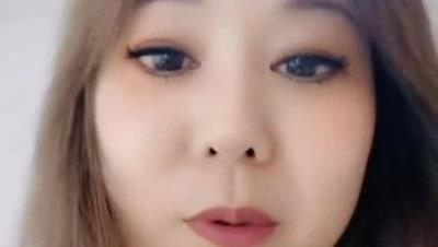 两个中年美骚妇露脸让大哥们轮草，口交大鸡巴让大哥舔逼，淫声荡语互动撩骚听指挥，多体位蹂躏爆草精彩刺激