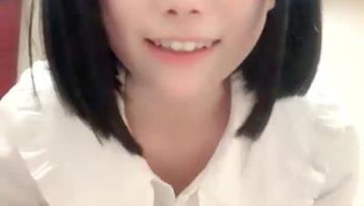 【阿小小】超美在校学生 制服的诱惑 美腿粉穴怼屏掰穴自慰