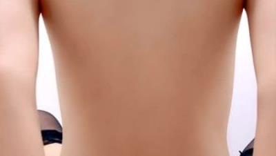 两个乖巧听话的风骚小妹全程露脸被大哥们玩弄，淫声荡语口交大鸡巴，让大哥抠逼玩奶，多体位爆草蹂躏好刺激