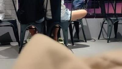 气质御姐公共场合露出，看到年轻人秀恩爱，受不了到洗手间自慰，边抠边喷水，太骚了