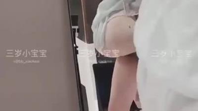 顶级NTR小人妻【三岁小宝宝】，娇小少妇，约了个单男是兵哥哥，真强壮，解锁了好多新姿势