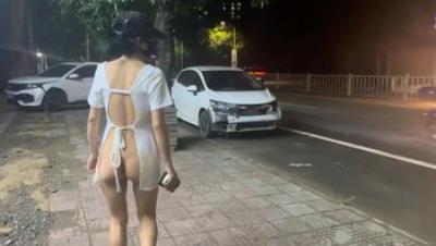 天花板露出狂人御姐【cikaimoon】最新作品，大街上人来人往真空逛街，超市买烟