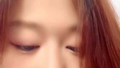 新来的纯情大表姐，颜值高妩媚又风骚，全程露脸大秀直播，跟狼友撩骚互动听指挥，揉奶抠逼浪叫让狼友射她嘴