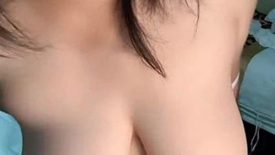 奶大逼肥巨乳小嫩逼小骚货全程露脸大秀直播诱惑狼友，乳夹好疼小奶头粉嫩自己舔，道具抽插骚穴高潮冒白浆