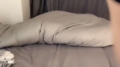 黑丝高跟大奶子情趣制服诱惑，微胖极品女神的诱惑，全程露脸激情大秀揉奶玩逼，道具抽插水嫩小逼高潮不断