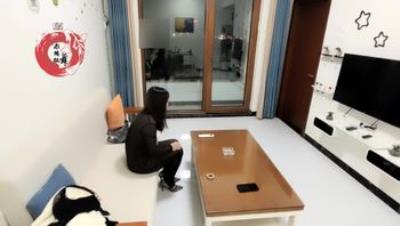 熟女控必备，大胆露脸巨乳肥臀人妻【赤鳞狂舞】系列31，连体开裆黑丝客厅大战无套内射