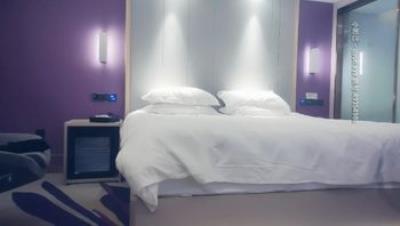 赵总探花 - 花臂大妞木瓜乳 老赵累的直想吐 4K听校中文字幕