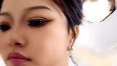 轻熟女姐姐的诱惑全程露脸跟大哥激情啪啪，活好不粘人舔鸡巴的样子真骚，被大哥各种爆草蹂躏，道具玩逼搞喷