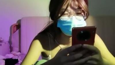 最新流出，艺校学生妹【骚奶雅雅】毕业无奈下海当裸模，边拍边给摄影师舔鸡巴