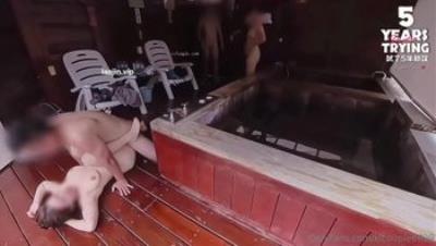 【爱玩夫妻】【尝试了5年交换】温泉的最终释放，第3集，从后面进入，硬挺的肉棒深而有力