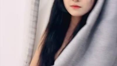 群P淫乱盛宴『小艺同学』清纯反差娇小嫩妹多人群P，倒挂金钩，场面淫乱！小妹妹是真的嫩！