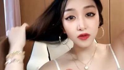 风骚人妻大奶淫娃全程露脸丝袜情趣大秀直播，跟狼友撩骚互动听指挥，一边揉着骚奶子一边道具抽插骚穴好刺激