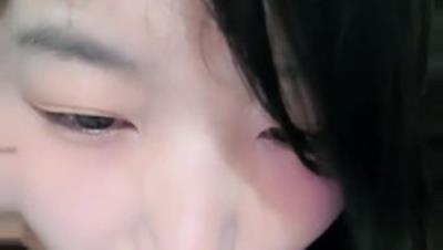 童颜巨乳极品宝贝的诱惑，全程露脸大秀直播自己舔弄骚奶子，乳交道具自慰骚逼，逼毛多多道具抽插浪叫好骚啊