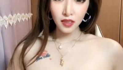 新来的大姐姐颜值高有气质全程露脸精彩大秀直播，互动狼友撩骚揉奶玩逼道具抽插，精彩刺激不断浪叫呻吟不止