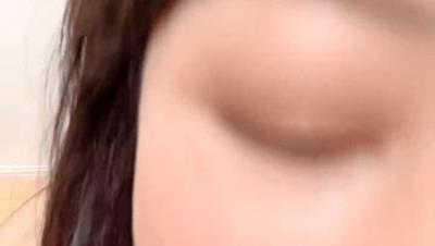 成熟女性的魅力，全程露脸肛塞乳夹风骚母狗，镜头前让狼友调教母狗爬行伸着舌头要舔狼友鸡巴，无毛道具玩逼