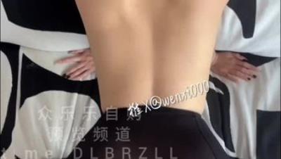 极品肥臀炮架「肉臀果儿」性无能老公亲手把娇妻送到别人家，被操的嘴上说着各种骚话淫语