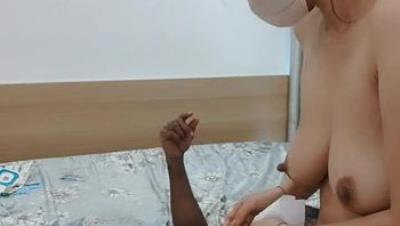 三个骚少妇让两个大老黑玩弄激情5P，轮流享受大老黑粗长大屌，揉奶玩逼草嘴深喉，多体位爆草蹂躏浪叫不止