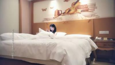 七天探花_小巧萝莉妹加钟第二场，按着头深喉口交，镜头前后入奶子晃动很诱人