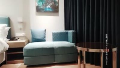 【太子探花】半夜太子哥亲自迎战外貌清纯说话直白的吊带牛仔裤外围女