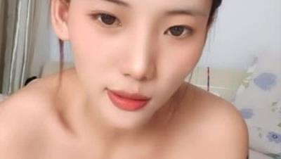 新来的高颜值吊带小美女精彩小秀直播，全程露脸诱惑狼友，给狼友看骚奶子很诱人，刷礼物看逼逼淫声荡语不断