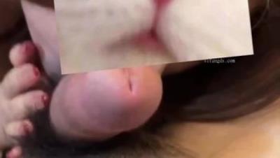 真实约啪大神【Amber】22岁漂亮学生妹，微露脸，掰开粉嫩多汁的鲍鱼，口交很主动