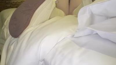 麻豆传媒 我的姐姐会喷水 周末把小侄子丢给老妈照顾，拉上姐姐去酒店开房玩弄双洞，瑜伽裤加双跳蛋狂干姐姐小嫩逼，人美逼遭罪操到一直说弟弟不要了