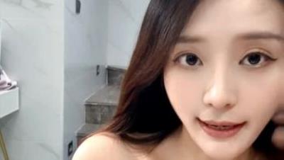 高颜值好身材露脸极品贵妇一个人精彩大秀，淫声荡语互动撩骚真空上阵，在狼友的指挥下揉奶玩逼道具抽插喷水