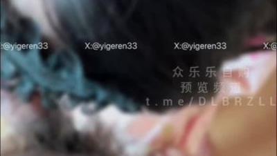 新晋4年绿帽美腿淫妻网黄「一个ren」《昭和烈女》最近老婆发情，会主动捧着臭鸡巴闻，做完后还继续