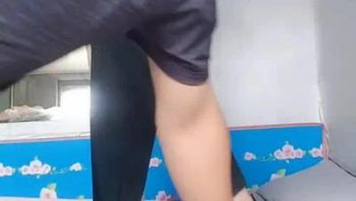 中年夫妻激情啪啪，全程露脸玩的嗨草的猛，不带套做爱，淫声荡语深喉口交大鸡巴，各种体位爆草蹂躏口爆吞精